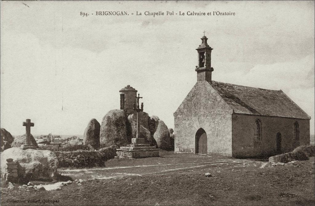 La chapelle Pol avec le calvaire et l'oratoire sur la commune de Brignogan.