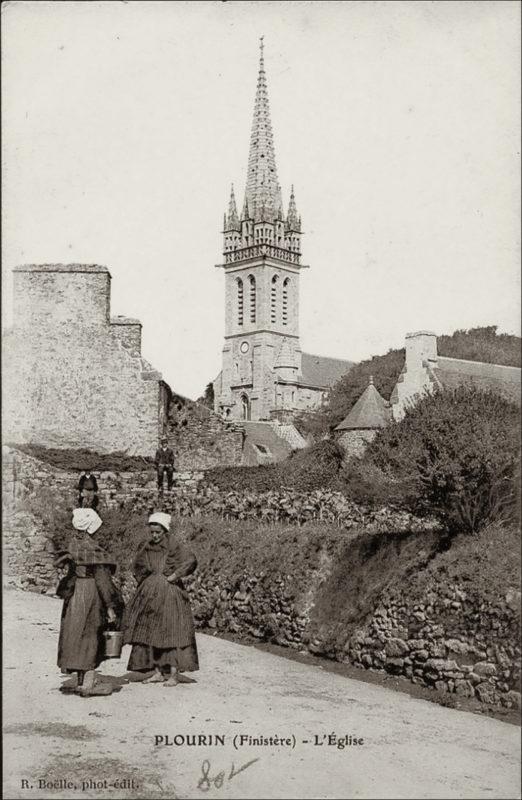 L'église Saint-Budoc dans le bourg de la commune de Plourin.