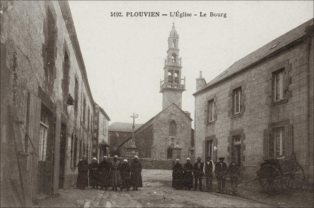 Entrée du bourg de Plouvien avec l'église Saint-Pierre et Saint-Paul.