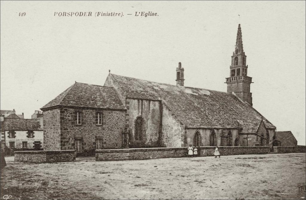 L'église Saint-Budoc dans le bourg de la commune de Porspoder.