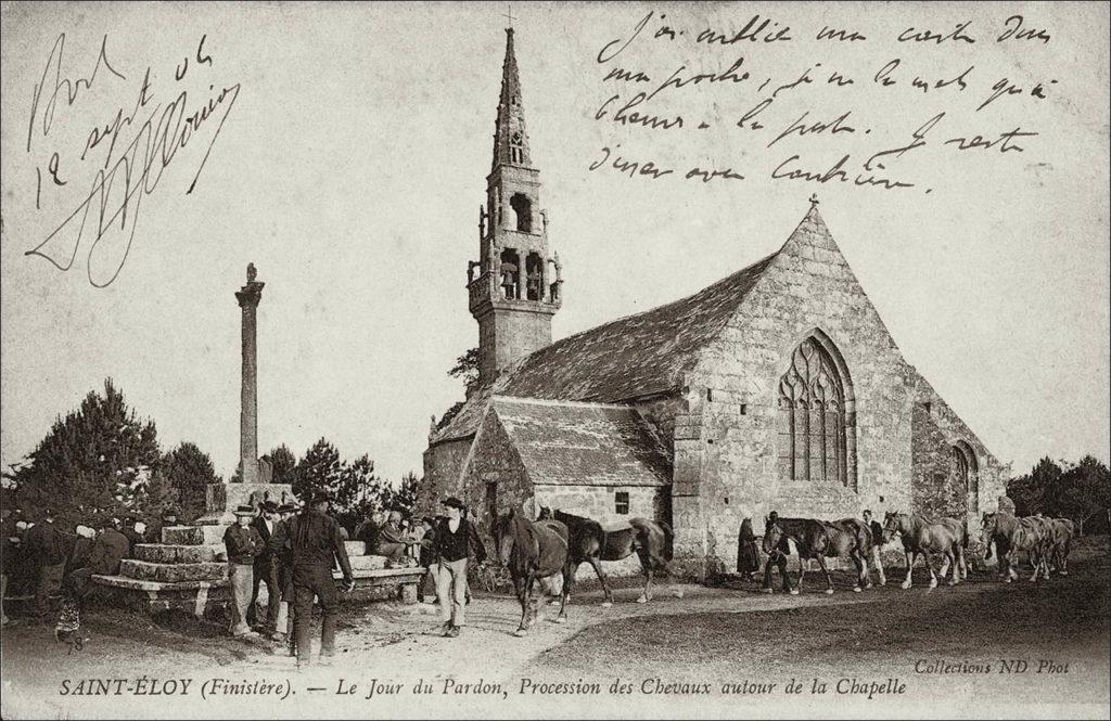 Procession des chevaux autour de la chapelle Saint-Éloy le jour du pardon.