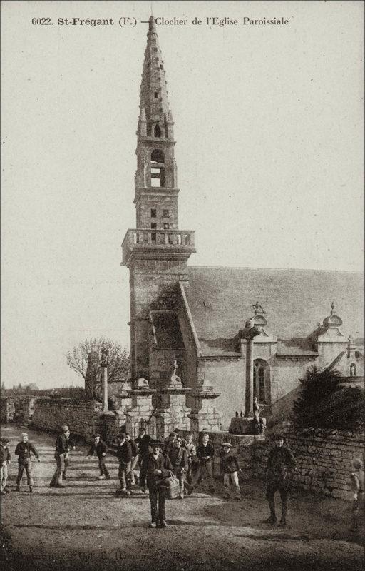Le clocher de l'église Saint-Guénolé sur la commune de Saint-Frégant.