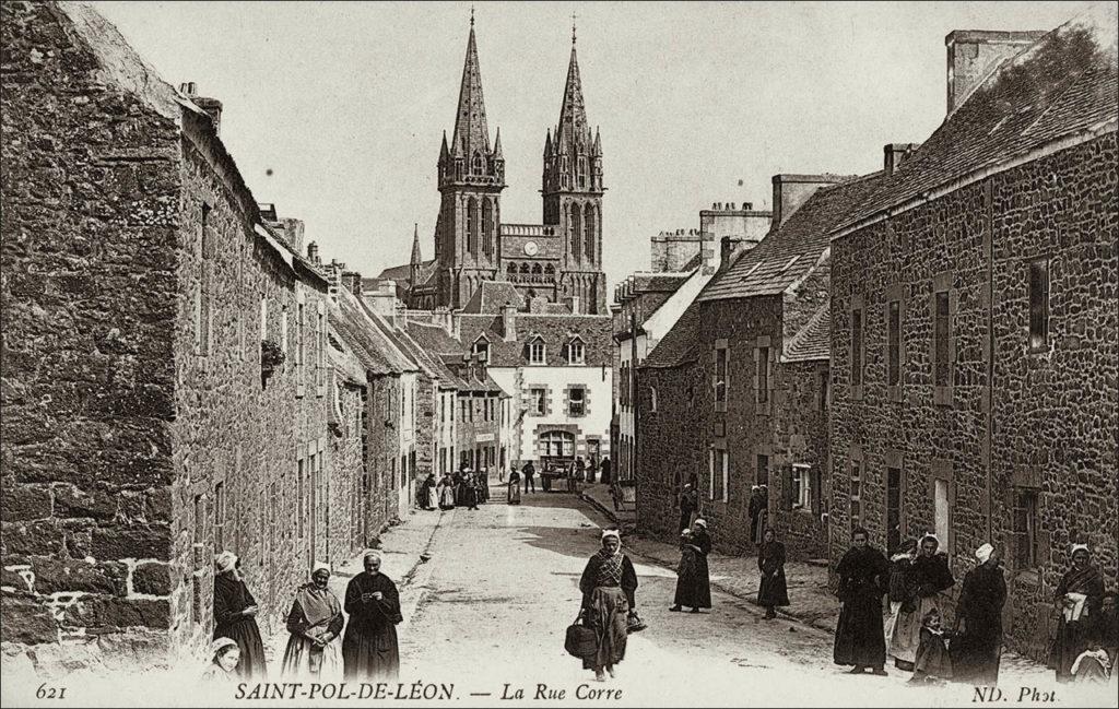 La rue Corre dans le bourg de Saint-Pol-de-Léon avec la cathédrale au début des années 1900.