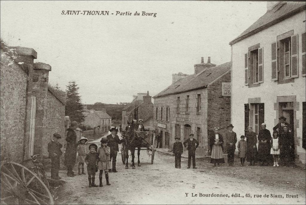 Le bourg de Saint-Thonan dans les années 1900.