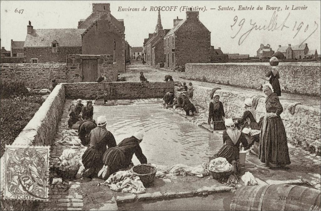 Scène de vie au lavoir du bourg de Santec au début des années 1900.