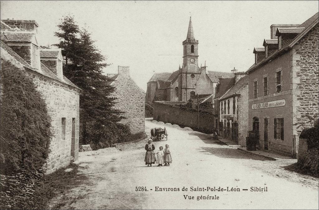 Le bourg de Sibiril avec l'église Saint-Pierre au début des années 1900.