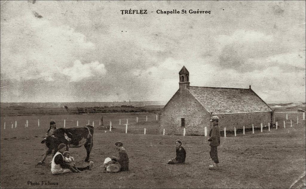 La chapelle Saint-Guévroc sur les dunes de la commune de Tréflez au début des années 1900.