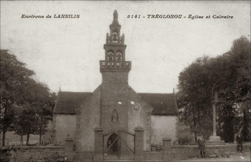 Le calvaire et l'église Saint-Pol-Aurélien de la commune de Tréglonou.