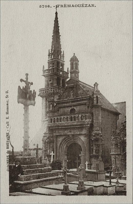 Le porche et le clocher de l'église Notre-Dame sur la commune de Trémaouézan.