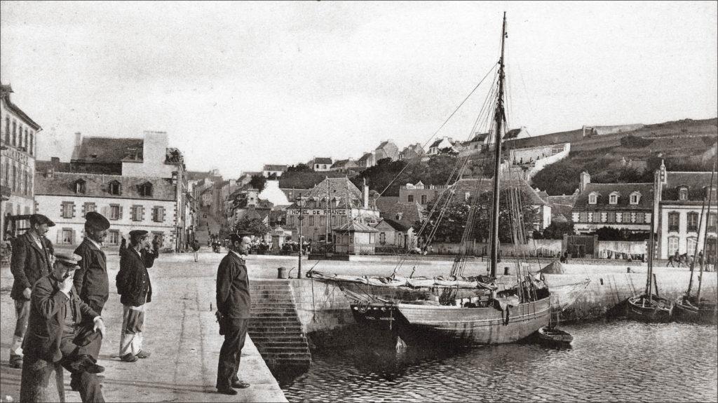 Le port et les quais d'Audierne au début des années 1900.