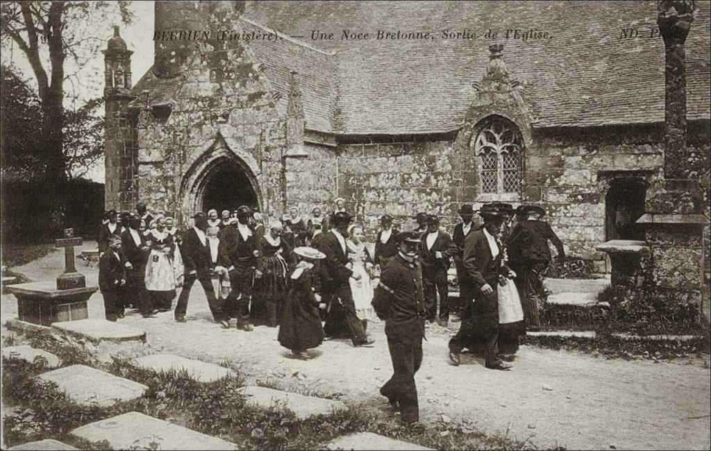 Sortie de l'église Saint-Pierre pour un mariage sur la commune de Berrien.