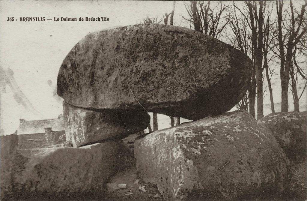Le dolmen de Bréach'illis sur la commune de Brennilis.