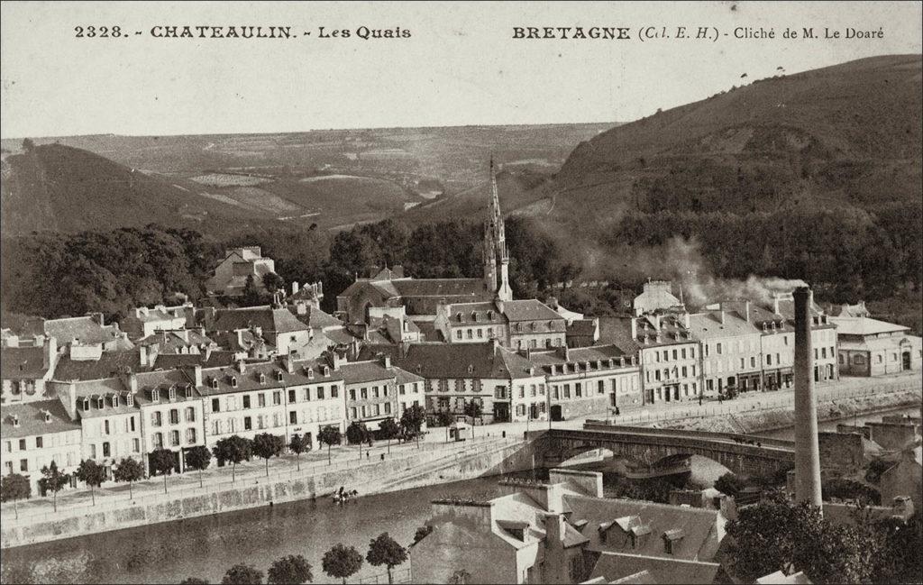 Les quais et la ville de Châteaulin au début des années 1900.