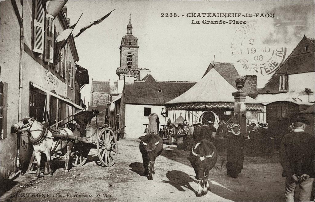 La grande place et le clocher de l'église de Châteauneuf-du-Faou un jour de marché.
