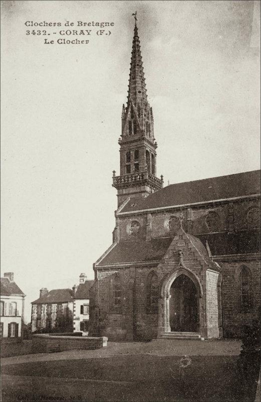 Le clocher et le porche de l'église Saint-Pierre et Saint-Paul à Coray.