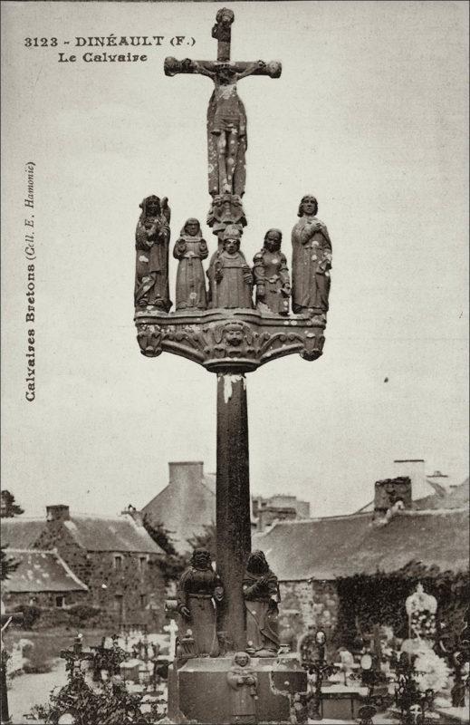 Le calvaire du cimetière de la commune de Dinéault au début des années 1900.