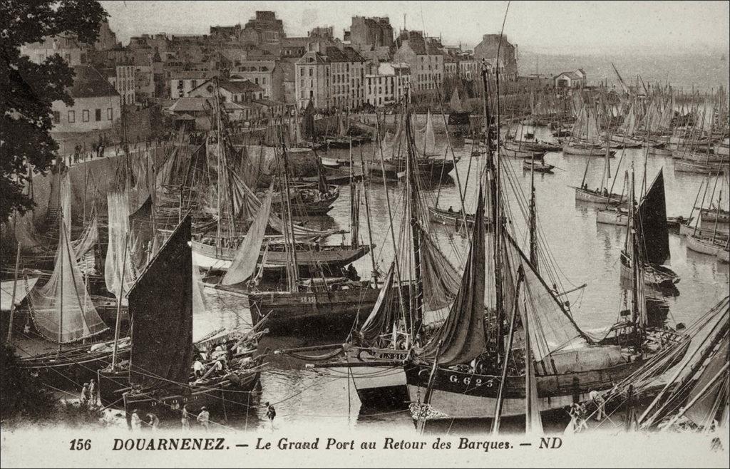 Le port de Douarnenez au début des années 1900.