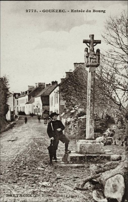 L'entrée du bourg de Gouézec au début des années 1900.