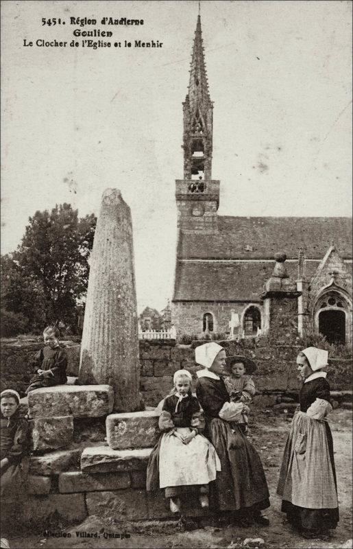 Le menhir et le clocher de l'église Saint-Goulven dans le bourg de Goulien.