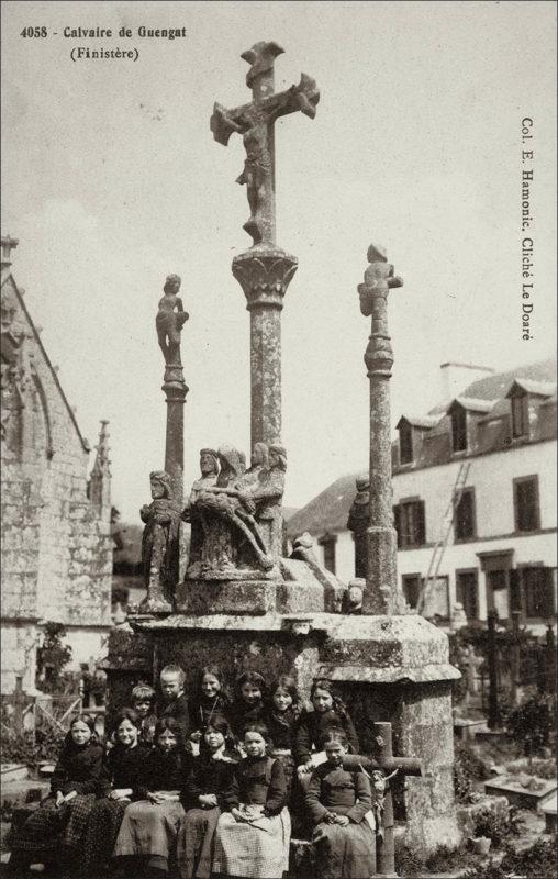Le calvaire de l'église Saint-Fiacre à Guengat au début des années 1900.