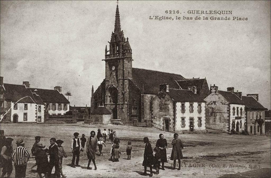 La grande place et l'église Saint Ténénan à Guerlesquin au début des années 1900.