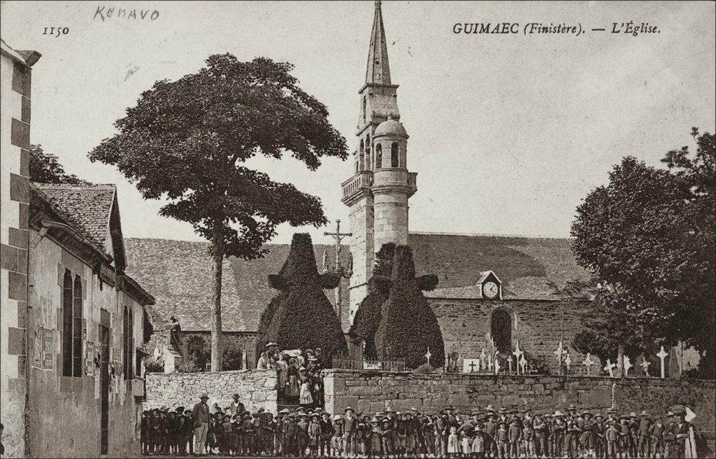 L'église Saint-Pierre dans le bourg de Guimaëc au début des années 1900.