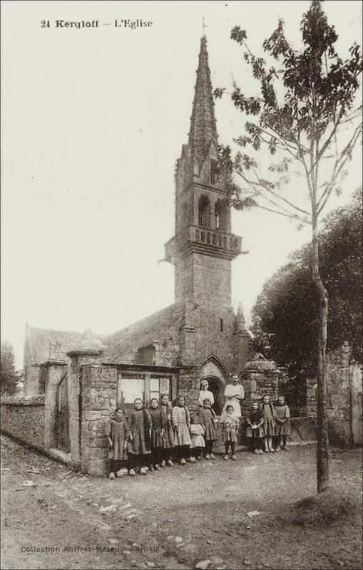 Le clocher de l'église Saint-Trémeur sur la commune de Kergloff.