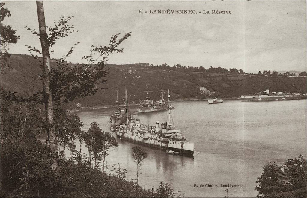 Vue des bateaux militaires aux mouillages dans l'anse de Landévennec au début des années 1900.