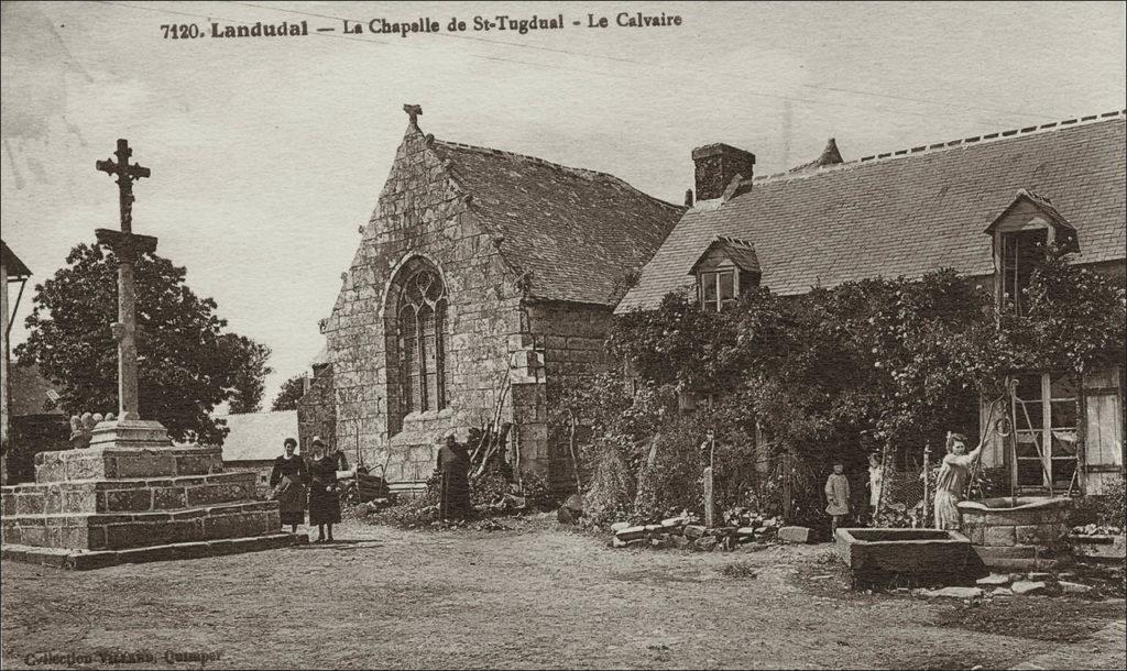 La chapelle Saint-Tugdual et son calvaire sur la commune de Landudal au début des années 1900.