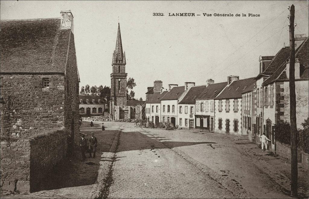 La place du bourg de Lanmeur au début des années 1900.