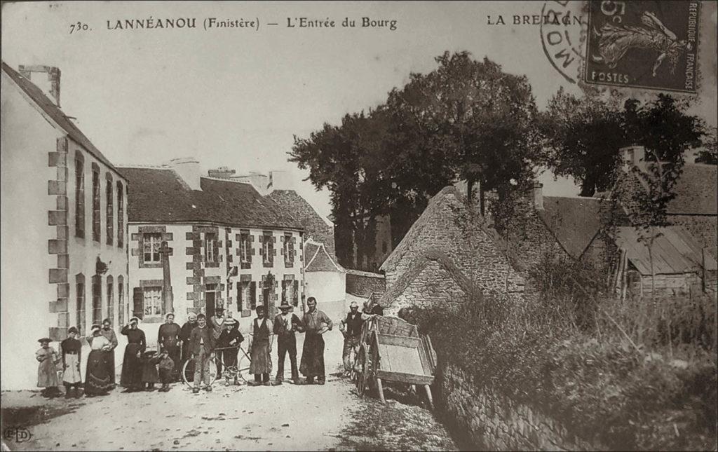 L'entrée du bourg de Lannéanou au début des années 1900.