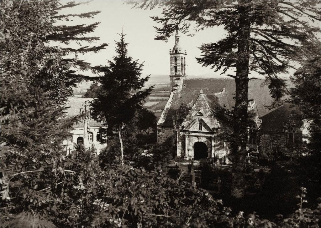 Le clocher de l'église Saint-Edern de Lannédern au début des années 1900.