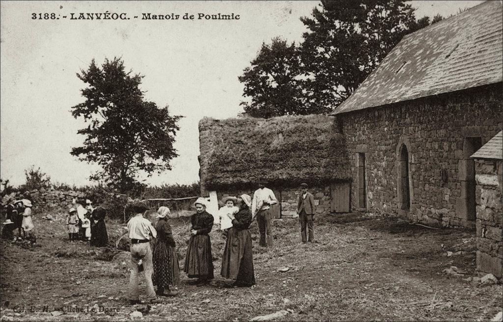 Le manoir du Poulmic sur la commune de Lanvéoc au début des années 1900.