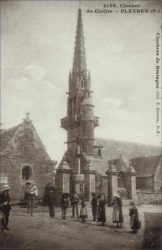 Le clocher de l'église Saint-Blaise du Cloître-Pleyben au début des années 1900.