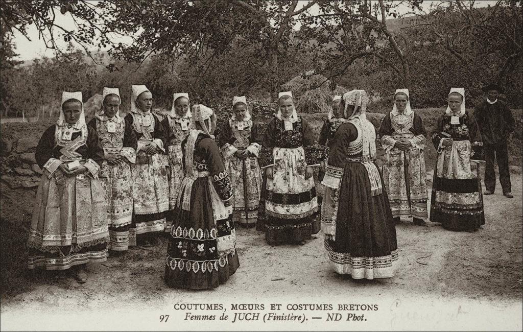 Groupe de femmes en costume de grande cérémonie de Le Juch au début des années 1900.