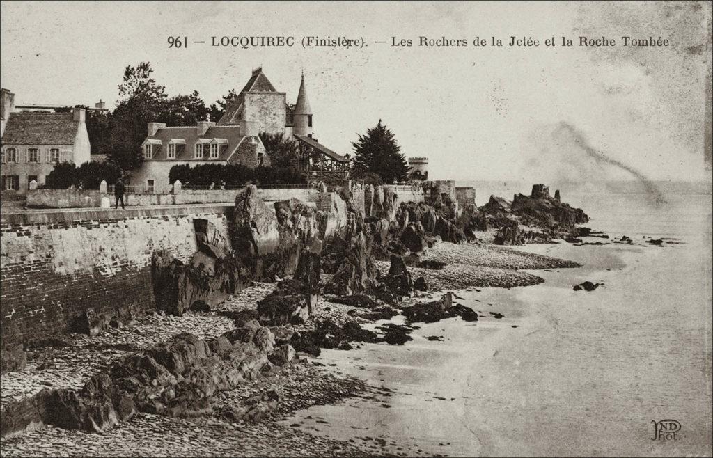 Vue des rochers de la jetée et la roche tombée à Locquirec.