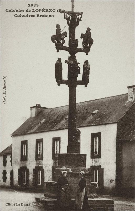 Vue du calvaire dans le bourg de la commune de Lopérec dans les années 1900.