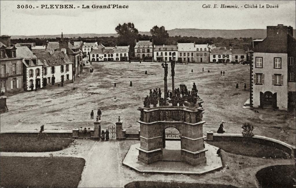 La place et le calvaire monumental de Pleyben au début des années 1900.