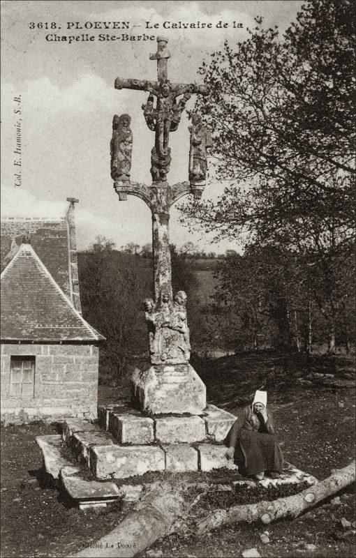 Le calvaire de la chapelle Sainte-Barbe à Ploéven au début des années 1900.