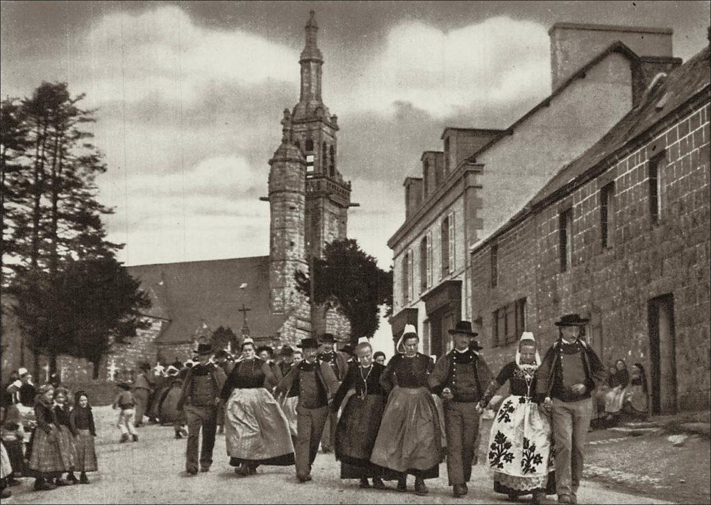 Sortie de la noce de l'église Saint-Thurien de Plogonnec au début des années 1900.