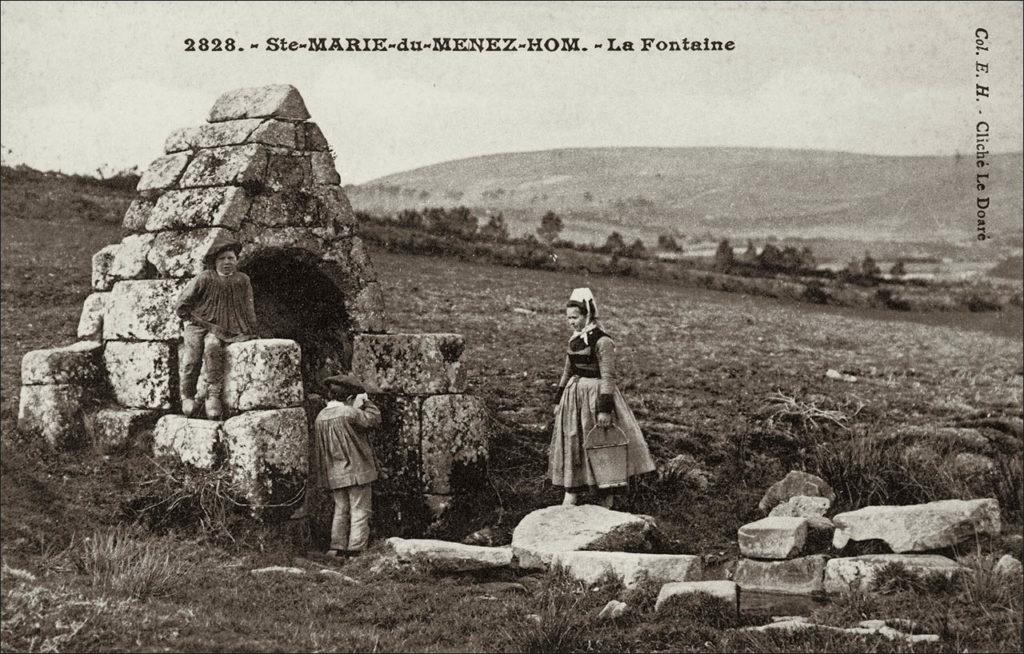 La fontaine sur la montagne Sainte-Marie-du-Menez-Hom à Plomodiern.