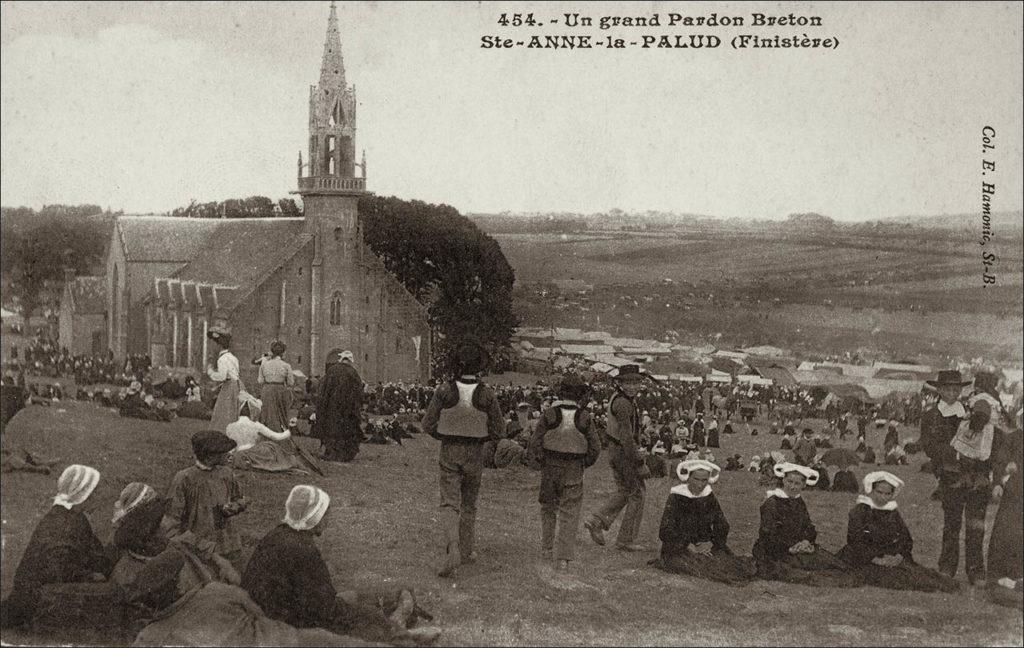 La pardon de Sainte-Anne-la-Palud à Plonévez-Porzay au début des années 1900.