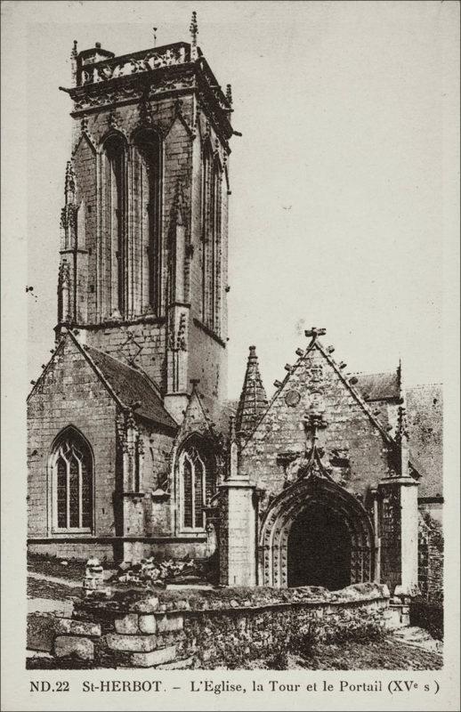 L'église, la tour et le portail de l'église Saint-Herbot sur la commune de Plonévez-du-Faou.