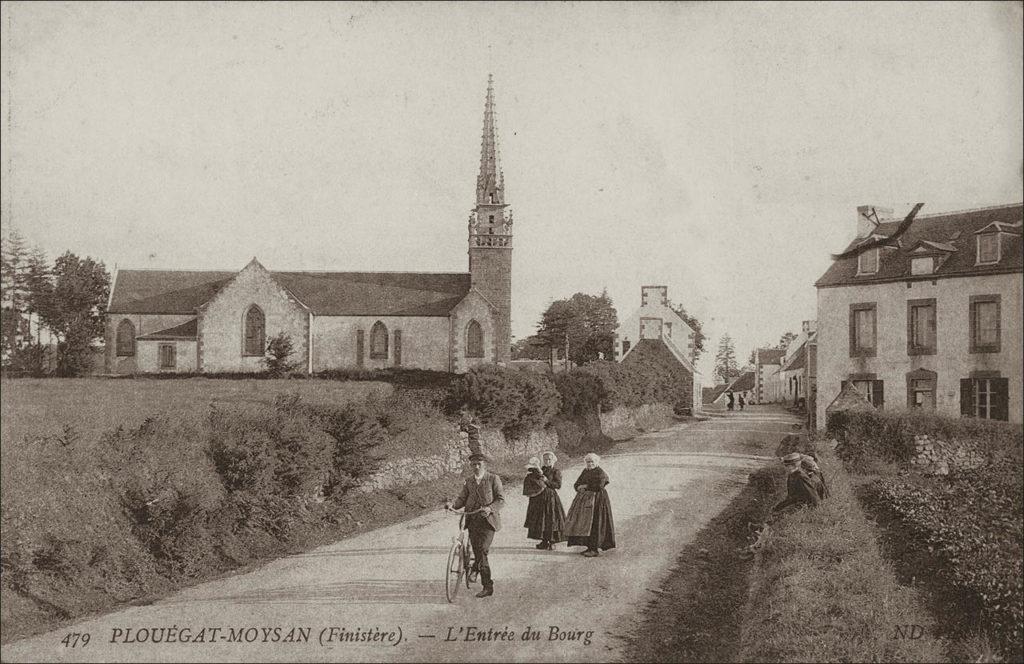 L'entrée du bourg de Plouégat-Moysan avec l'église Saint-Pierre au début des années 1900.