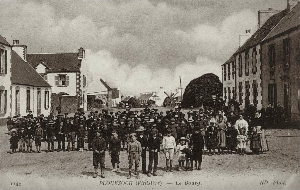 Les enfants de la commune de Plouézoc'h au début des années 1900.