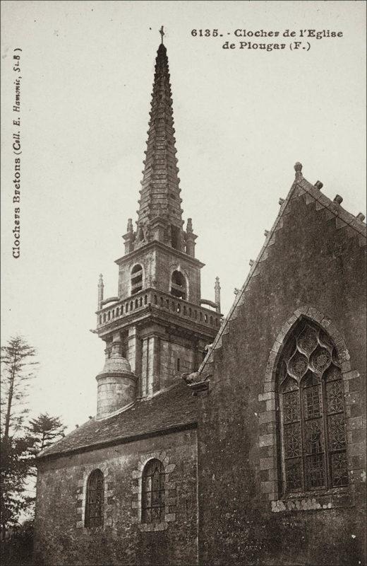 Le clocher de l'église Saint-Pierre dans le bourg de Plougar au début des années 1900.