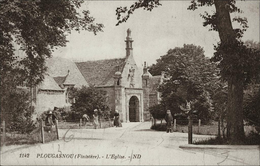 L'église Saint-Pierre à Plougasnou au début des années 1900.