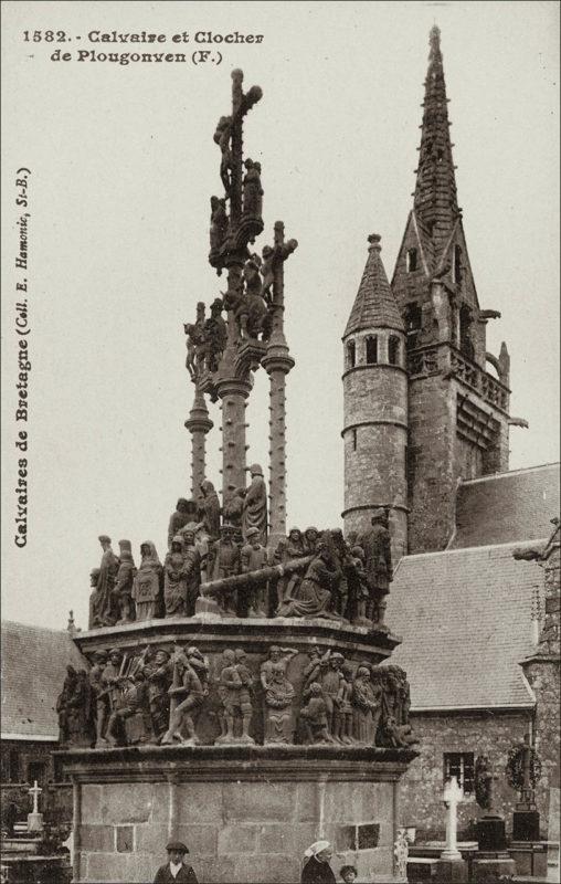 Le calvaire monumental et l'église Saint Yves de Plougonven au début des années 1900.