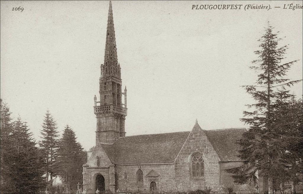 L'église Saint-Pierre sur la commune de Plougourvest au début des années 1900.