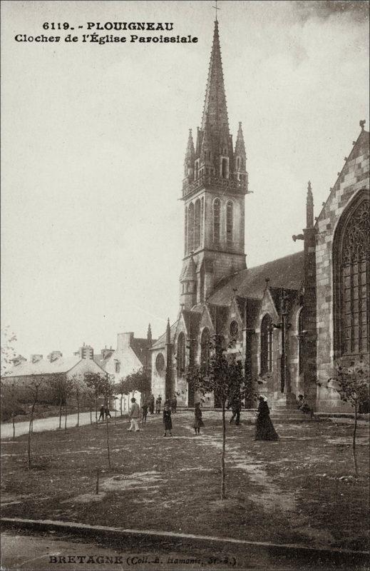 Le clocher de l'église Saint-Ignace de Plouigneau au début des années 1900.